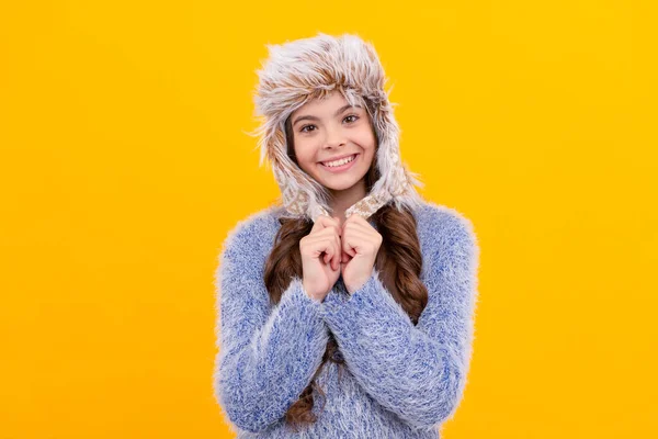 배경에 질하는 아이의 긍정적 감정을 귓바퀴 모자쓴 곱슬머리의 귀여운 — 스톡 사진