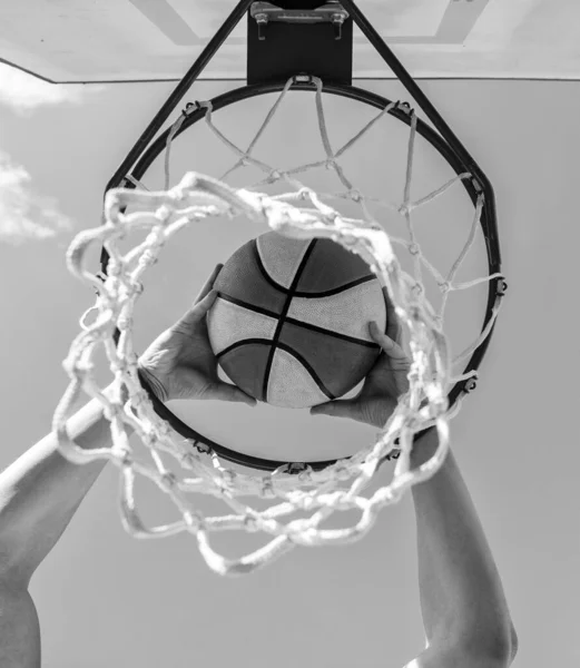 Successo Sportivo Segnare Durante Partita Basket Palla Passa Attraverso Cestino — Foto Stock