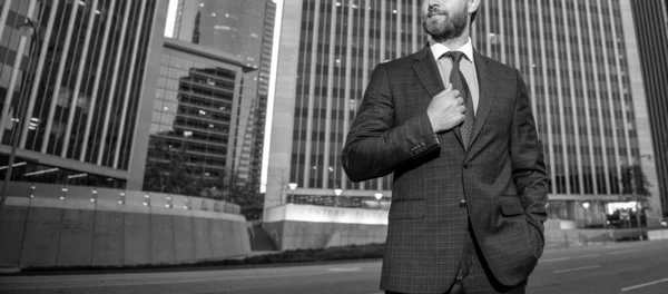 Affärsframgångar Framgångsrik Man Affärsliknande Kostym Chefstjänsteman Utanför Kontoret Manligt Formellt — Stockfoto