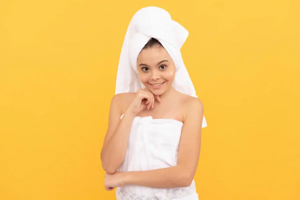 Gelukkig Tiener Meisje Douche Handdoek Met Crème Gezicht — Stockfoto