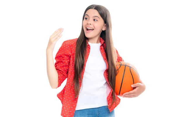 Νεαρό Έφηβο Κορίτσι Μπασκετμπολίστας Στέκεται Λευκό Φόντο Έννοια Του Αθλητισμού — Φωτογραφία Αρχείου