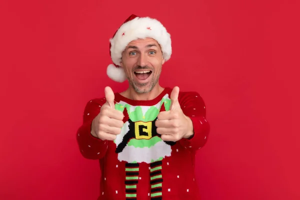 Hombre Jersey Navidad Sombrero Santa Con Pulgares Arriba Sobre Fondo —  Fotos de Stock