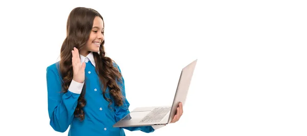 Wesoły Portret Dziecka Długie Kręcone Włosy Pracy Online Laptopie Odizolowany — Zdjęcie stockowe