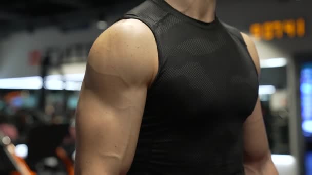 Zeitlupe Des Muskulösen Armes Mit Einer Vene Von Sportlichem Körperbau — Stockvideo