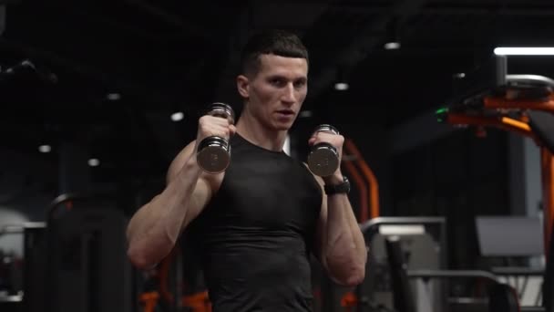 Atleta Soco Com Halteres Ginásio Fitness Fit Guy Fazendo Exercício — Vídeo de Stock