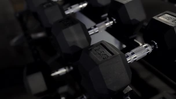 Brumbál Stojí Tělocvičně Dumbell Skladování Pro Fitness Cvičení Fitness Výstroj — Stock video