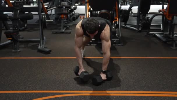 Pasujący Mężczyzna Ćwiczący Mięśnie Brzucha Hantlami Stojącymi Deskach Sportowiec Wykonujący — Wideo stockowe