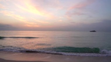 Okyanus gündoğumu ufukta gemi, yavaş çekim, romantik manzara.