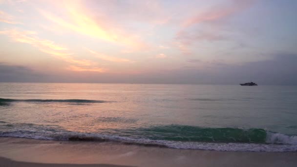 水平線の上で船と海の日の出 スローモーション ロマンチックな景色 — ストック動画