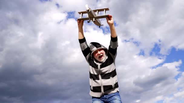 Bătrân Fericit Își Imaginează Zborul Avionul Jucărie Cer Călătoria Avionul — Videoclip de stoc