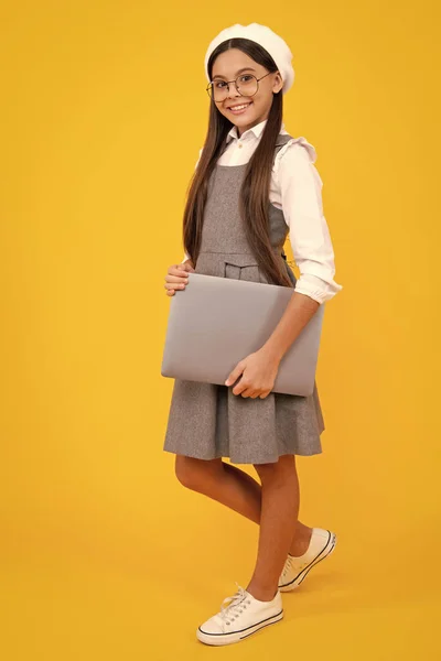 孤立したスタジオの背景にラップトップを持つ学生の女子高生 ビデオオンラインウェビナー ラップトップで学ぶ レッスンを学ぶ Pcコンピュータコール 幸せな顔 ポジティブで笑顔の感情の女子学生 — ストック写真