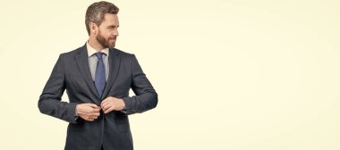 İş adamı. İnsan yüzü portresi, fotokopi alanı olan pankart. Takım elbiseli bir iş adamı, izole bir stüdyo geçmişi var. İş adamı ceketi. Beyazlar içinde izole edilmiş profesyonel adam.