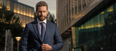 Takım elbiseli başarılı bir adam. Yönetici ofis dışında. Erkek resmi moda. İnsan yüzü portresi, kopyalama alanı olan pankart