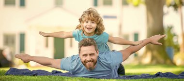 Açık yaz parkında baba ve oğulun bayrağı. Mutlu baba ve oğul parkta eğleniyor. Aile değeri. çocukluk ve ebeveynlik