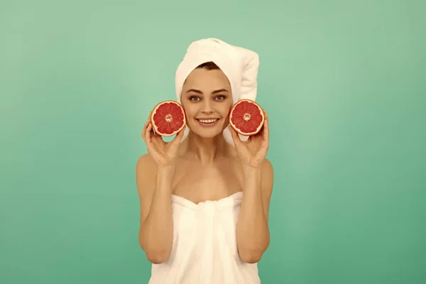 Jonge Vrouw Glimlach Handdoek Douche Met Grapefruit Blauwe Achtergrond — Stockfoto