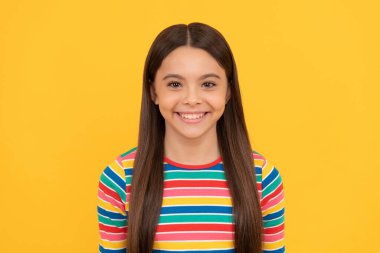 Mutlu kız çocuk gülümse sarı arka plan, evlat.