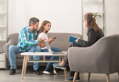 Psikolog, baba ve telefon bağımlısı kız için aile terapisi uyguladı..