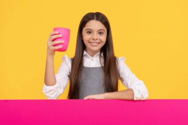 Mutlu ergen kız plastik bardakla fotokopi için reklam panosu ve içecek tutuyor..