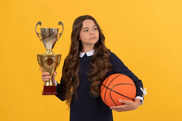 Γιορτάσουμε Νίκη Κερδίσω Παιχνίδι Βραβείο Αθλητικής Επιτυχίας Έφηβη Μπάλα Μπάσκετ — Φωτογραφία Αρχείου