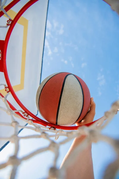 Basketbolcu Topu Potaya Atıyor Yakın Plan Spor Başarısı — Stok fotoğraf