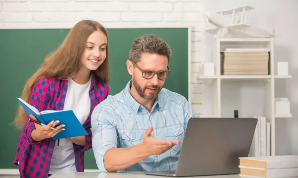 Happy Kid Dad Sitting Classroom Copybook Computer Blackboard Parenthood — Stock fotografie