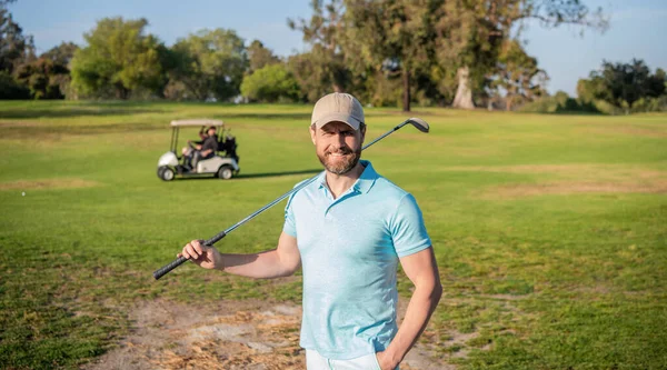 Portrét Usmívajícího Golfisty Čepici Golfovou Holí Léto — Stock fotografie