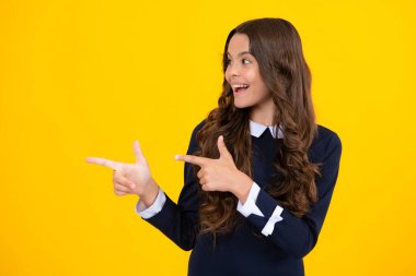 Olumlu ergen çocuklar, neşeli ifadeleri bir kenara bırakırsak, boşlukta inanılmaz şeyler gösteriyor. Reklam ve Model