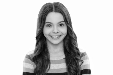 Mutlu bir gülümseme. Gülümseyen çocuk yüzü. Beyaz üzerinde izole edilmiş bir kız portresi. Kızlık ve çocukluk. Kendi güzelliğin ol..