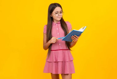 Kitapları olan liseli bir kız. Öğrenci kız. Düşünen zeki genç kız