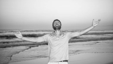 Denizin ötesindeki mutlu adam sabah özgürlüğünü hisset yaz plajı, tatil.