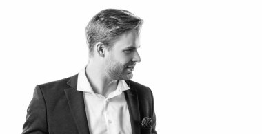 Yeni bir iş. Genç müdürün profil portresi. Formalite konusunda genç bir profesyonel. Beyazda izole edilmiş profesyonel bir adam. İş ve kariyer. Boşluk, kopyalama alanı.