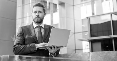 Çevik iş. Profesyonel ağ yöneticisi bilgisayarı tutuyor. Modern kablosuz bilgisayarı olan patron. İnternette çalışan olgun bir iş adamı. İş başarısı. Programcı bilgisayar kullansın. Boşluğu kopyala.