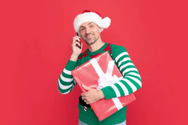 Веселий Ельф Розмовляє Телефону Людина Капелюсі Санта Клауса Привітання Онлайн — стокове фото