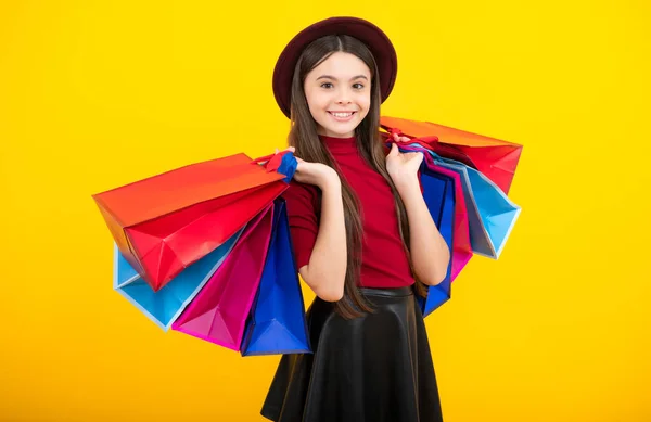 带着购物袋的少女被黄色的背带隔开了 购物和销售的概念 快乐的青少年肖像 秋季购物 — 图库照片