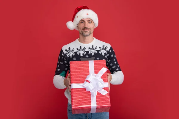 Оптимістична Людина Капелюсі Санта Зимовий Светр Посміхається Тримає Подарунки Подарунок — стокове фото