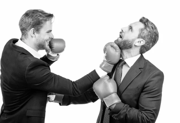 Geschäftspartner Konkurrenten Kämpfen Mit Boxhandschuhen Formalbekleidung Isoliert Auf Weiß Konkurrenz — Stockfoto
