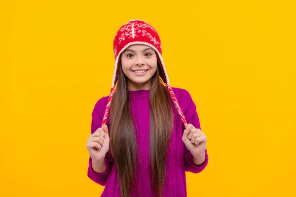 Alegre Teen Menina Desgaste Tricotado Chapéu Malhas — Fotografia de Stock
