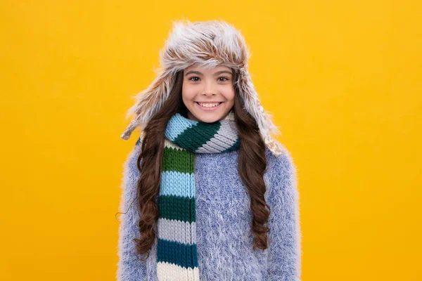 Menina Adolescente Com Chapéu Inverno Sobre Fundo Amarelo Isolado Feriados — Fotografia de Stock