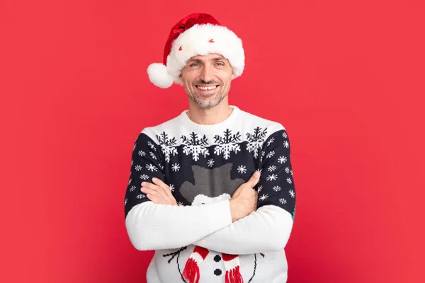 Людина Різдвяному Светрі Капелюсі Кольоровому Фоні Санта Середнього Віку — стокове фото