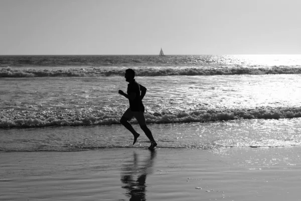 Zdrowy Mężczyzna Biegający Plaży Energiczne Lato Uciekinier Czuje Wolność Pospiesz — Zdjęcie stockowe