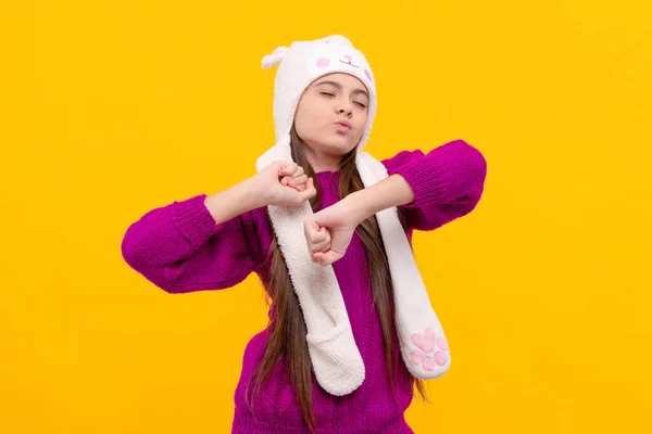 黄色背景 童年时代 戴着冬帽跳舞有趣的孩子 — 图库照片