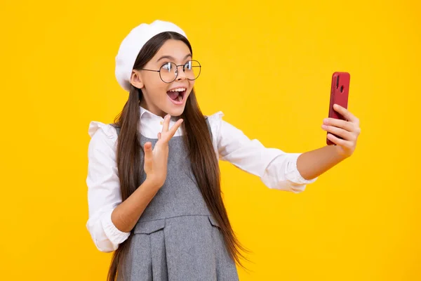 Selfie Para Niños Retrato Una Linda Adolescente Usando Teléfono Móvil — Foto de Stock