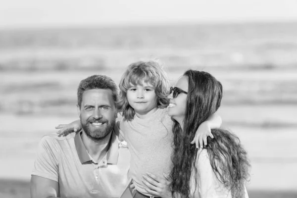 Šťastný Rodina Maminky Táta Dítě Letní Pláži — Stock fotografie
