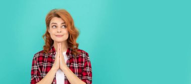 İzole edilmiş bir yüz portresi, kopyalanmış bir afiş. Hayalperest kızıl saçlı kadın gündelik tarzda. Olumlu duygularını ifade et. Kıvırcık saçlı bayan.