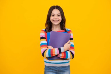 Genç kız öğrenci kitapları, not defterleri, sarı arka planda izole edilmiş, kopyalama alanı. Okula dönüş, gençlik yaşam tarzı, eğitim ve bilgi. Mutlu ergen, pozitif ve gülümseyen liseli