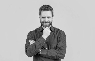 Gülümsemen kadar kendine özgü. Mutlu menajer gri arka planda gülümser. Ağız temizliği. Diş sağlığı. Yüz ameliyatı. Ortopedik dişçilik. Ömür boyu diş bakımı.