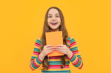 Kitaplı okul çocuğu. Öğrenme ve eğitim. Heyecanlı bir yüz, neşeli liseli kızlar