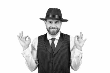 Gülümseyen, sakallı, olgun, zarif bir adam. Saç ve sakal bakımı. Resmi iş adamı beyazdan soyutlanmış. Kendine güvenen ve şapkalı yakışıklı bir adam. Erkek modası. Erkek güzelliği. Gri renkli beyefendi portresi. Tamam.