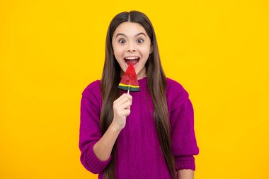 Şekerli lolipoplu çocuk. Şeker yemeyi bırak, şeker bağımlılığı. Genç diş bakımı, tatlıya düşkünlük.