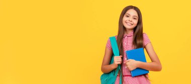 1 Eylül. Mutlu çocukluk. Okul çantalı çocuk. Neşeli genç kız sırt çantası taşıyor. Öğrenci pankartı. Kopya alanı olan öğrenci portresi